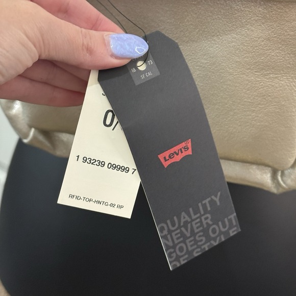 Levi's‎ Vegan Shine Brilliant Skade Gold Backpack - Picture 3 of 12